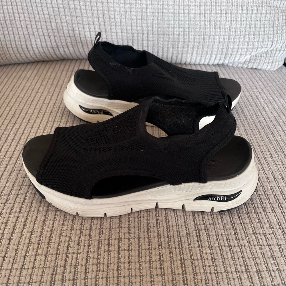 Skechers EUC Arch Fit City Catch Size 7 Black Women's Sandals with White Sole - Picture 2 of 3